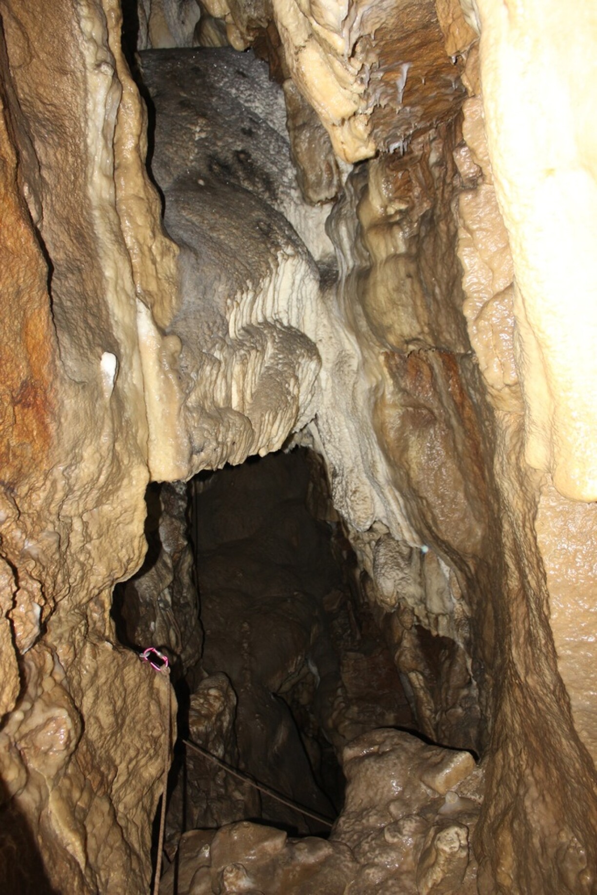 Un exemple de calcite, ici blanche au centre mais couleur ocre sur les parois, dont la formation a pris plusieurs milliers d'années.