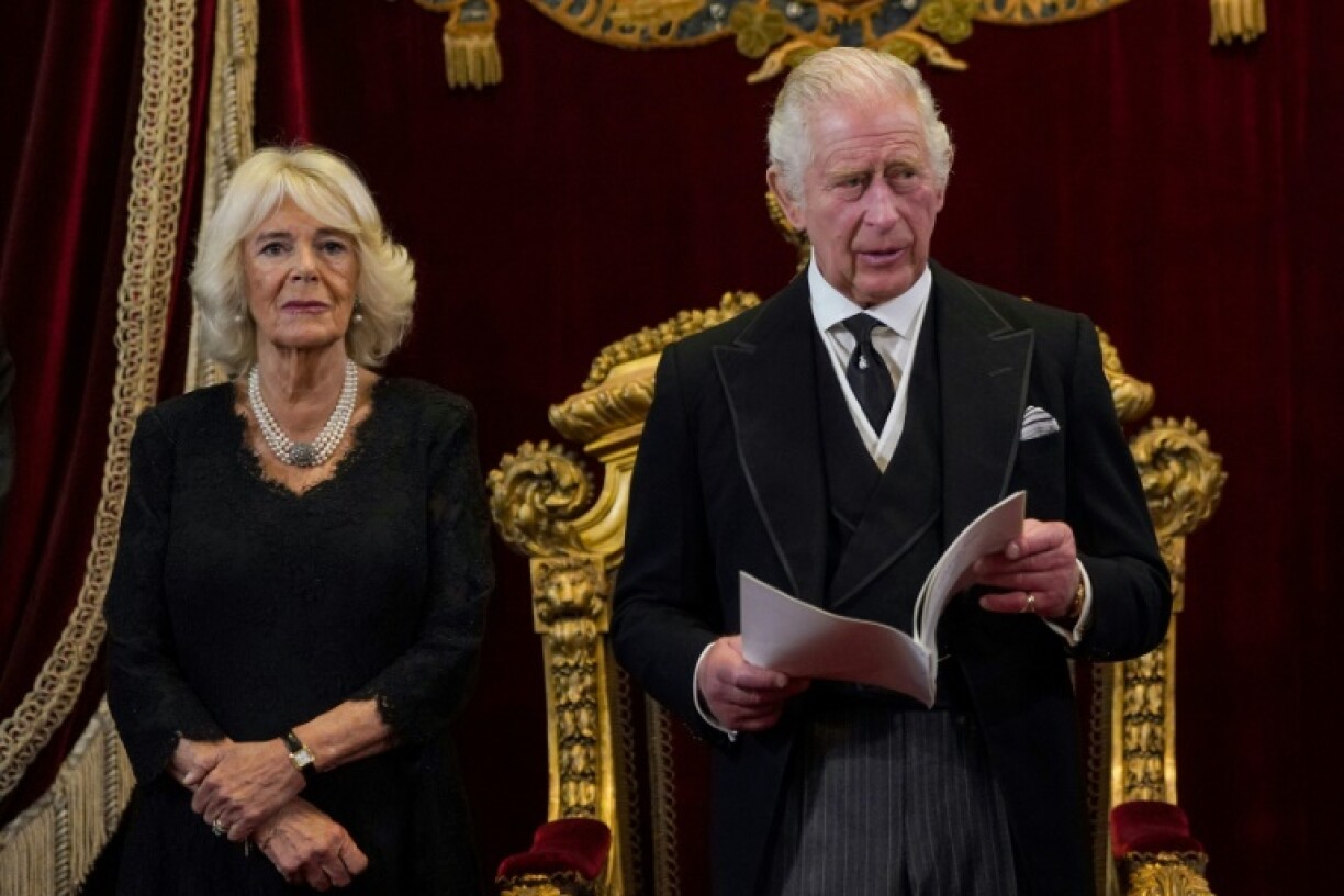Le roi Charles III (droite) s'adresse au conseil d'accession au Palais St James de Londres (Royaume-Uni) en compagnie de son épouse, la reine consort Camilla (gauche), le 10 septembre 2022.