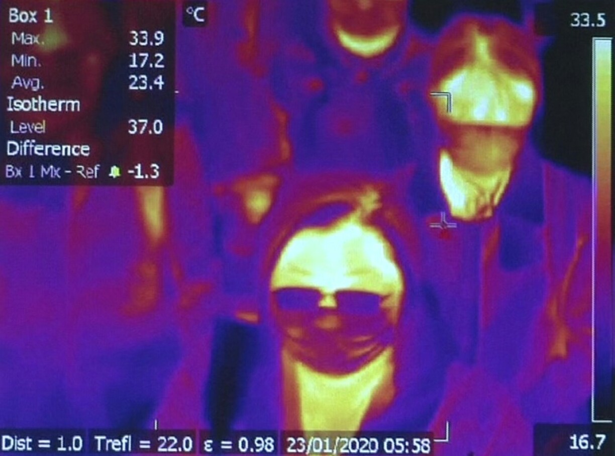 Photo prise à partir d'une vidéo et transmise le 23 janvier 2020 par l'aéroport de Fiumicino à Rome montrant des passagers scannés à leur arrivée en provenance de Wuhan, en Chine.