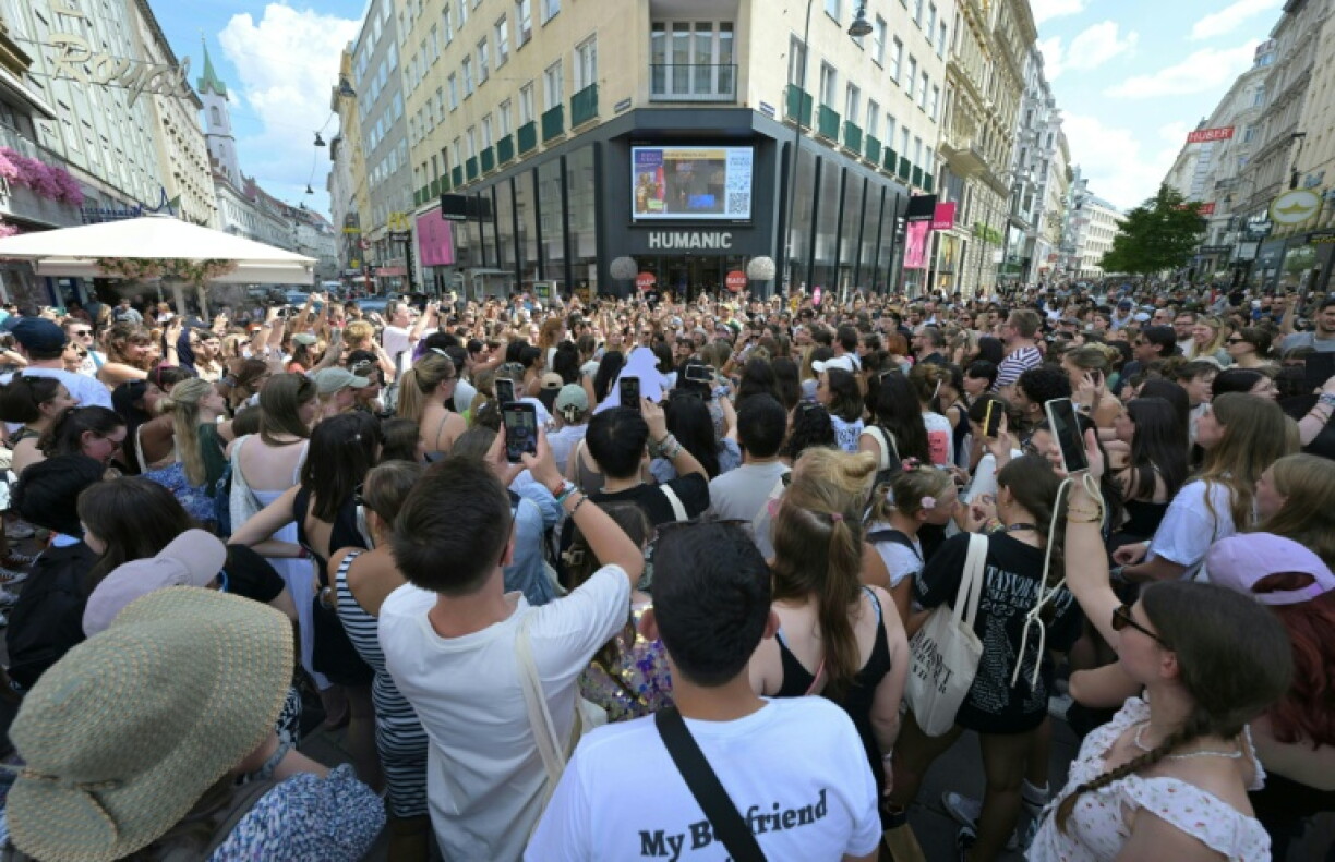 Des fans de la chanteuse américaine Taylor Swift rassemblés à Vienne, après l'annulation des, trois concerts de la superstar, le 8 août 2024 en Autriche