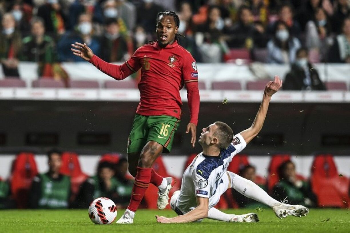 Le milieu de terrain portugais Renato Sanches déborde le défenseur serbe Strahinja Pavlovic, lors de leur match comptant pour les éliminatoires du Mondial-2022 au Qatar, le 14 novembre 2021 à Lisbonne