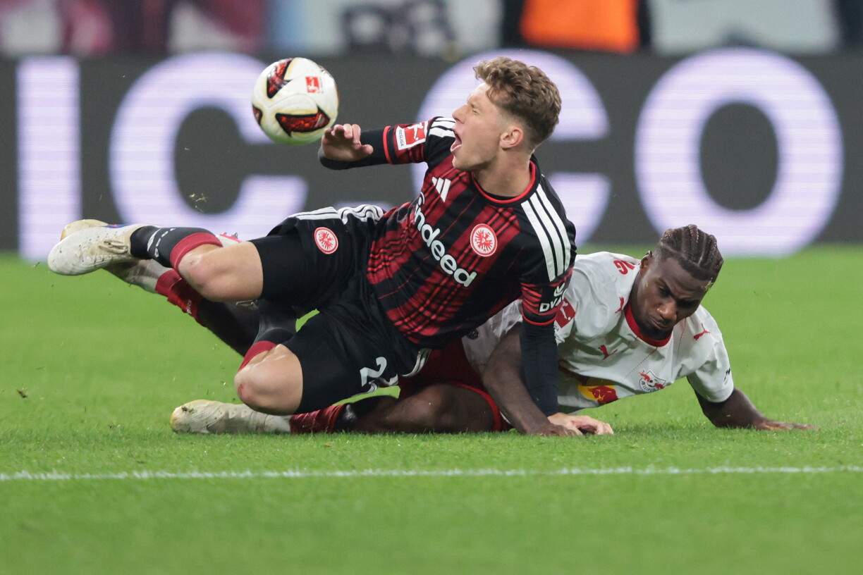 Frankfurt's German defender #02 Elias Baum and Leipzig's Dutch midfielder #06 Ezechiel Banzuzi vie for the ball during the German first divison Bundesliga football match between RB Leipzig and Eintracht Frankfurt in Leipzig, eastern Germany on October 10, 2026. (Photo by Ronny HARTMANN / AFP) / DFL REGULATIONS PROHIBIT ANY USE OF PHOTOGRAPHS AS IMAGE SEQUENCES AND/OR QUASI-VIDEO