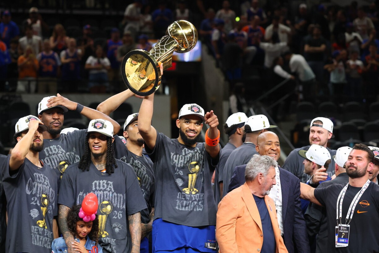 Karl-Anthony Towns célèbre avec le trophée de champion Larry O'Brien après la victoire contre les San Antonio Spurs lors du cinquième match des finales NBA 2026 au Frost Bank Center le 13 juin 2026 à San Antonio, Texas.