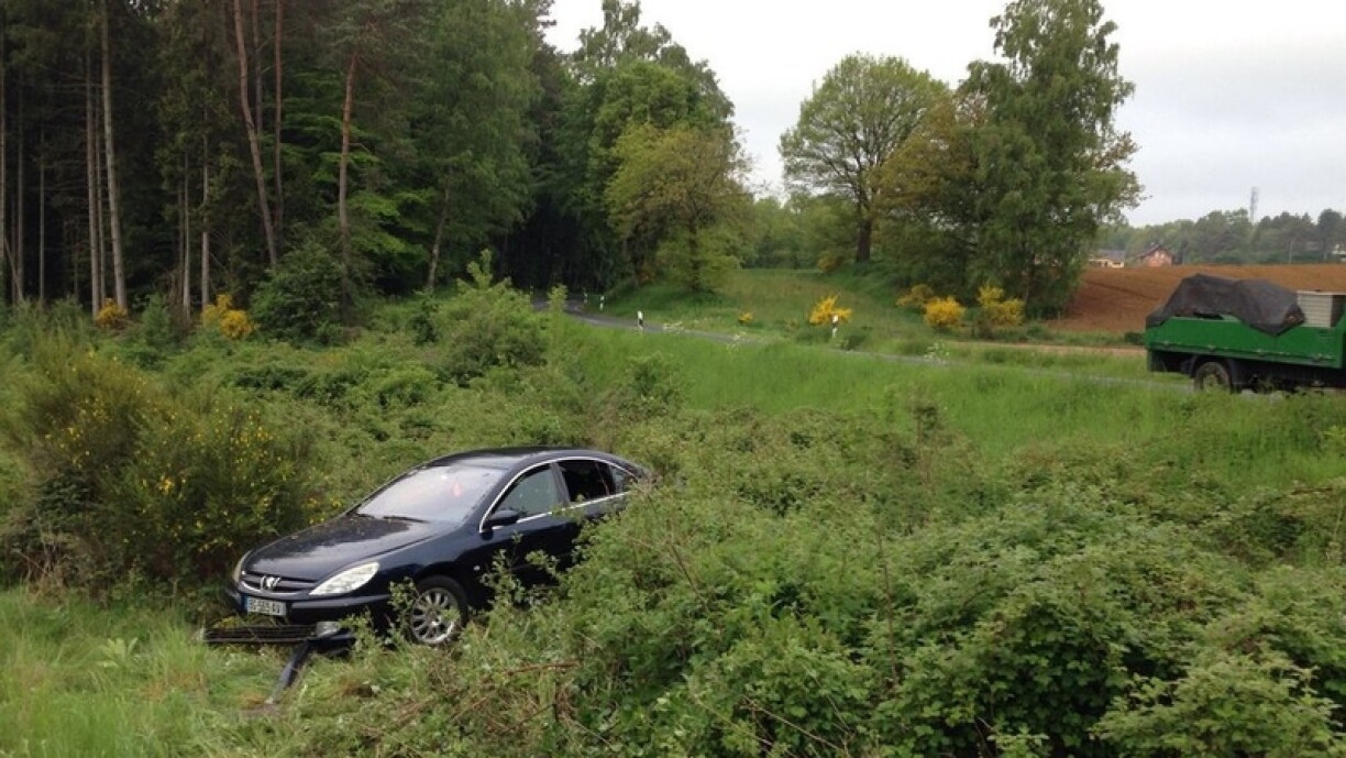 Une photo de la voiture abandonnée entre Hobscheid et Kreuzerbuch.