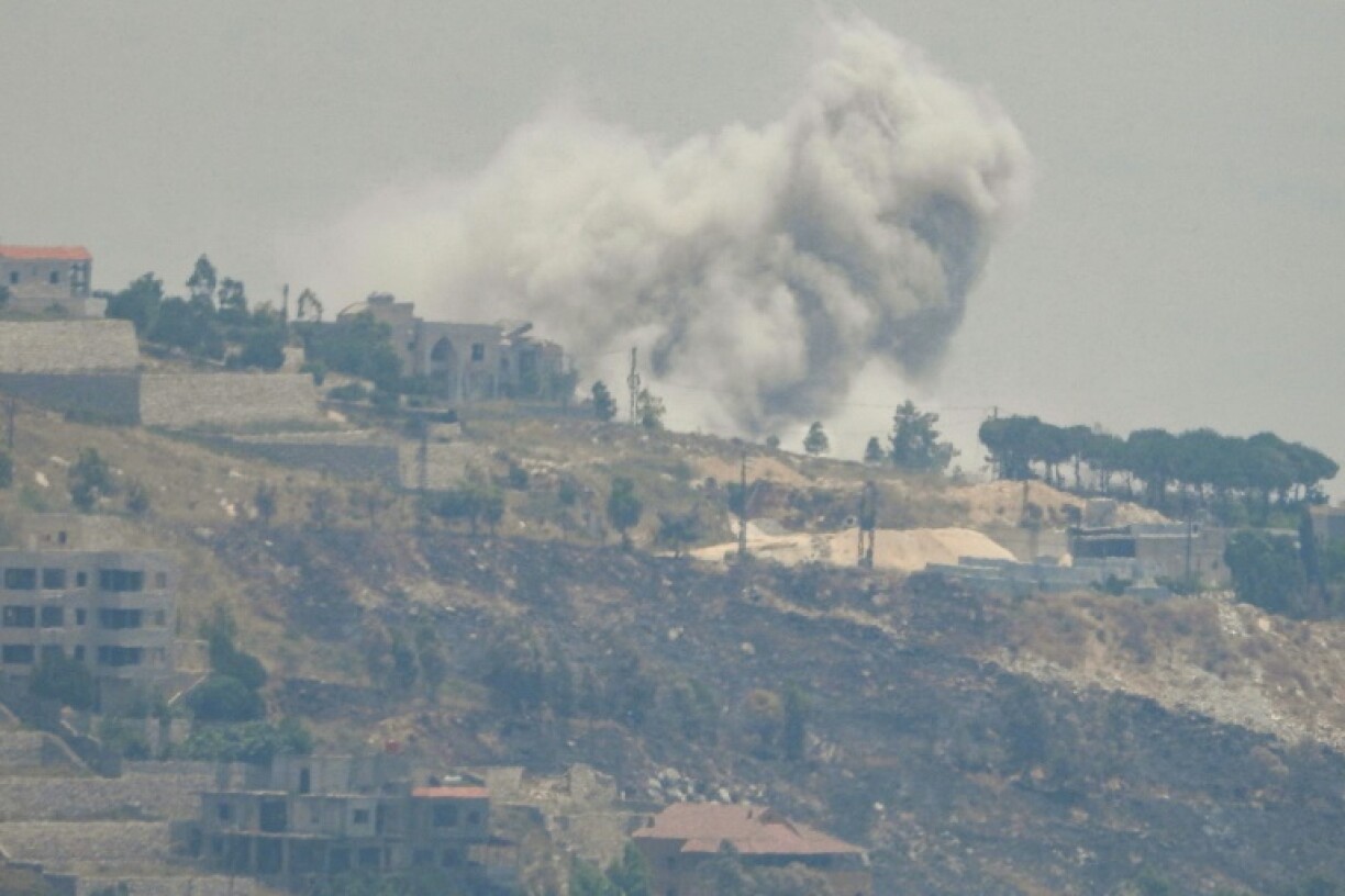 Des volutes de fumée se dégagent lors d'un bombardement israélien sur le village de Khiam, à la frontière sud du Liban, le 5 juin 2024