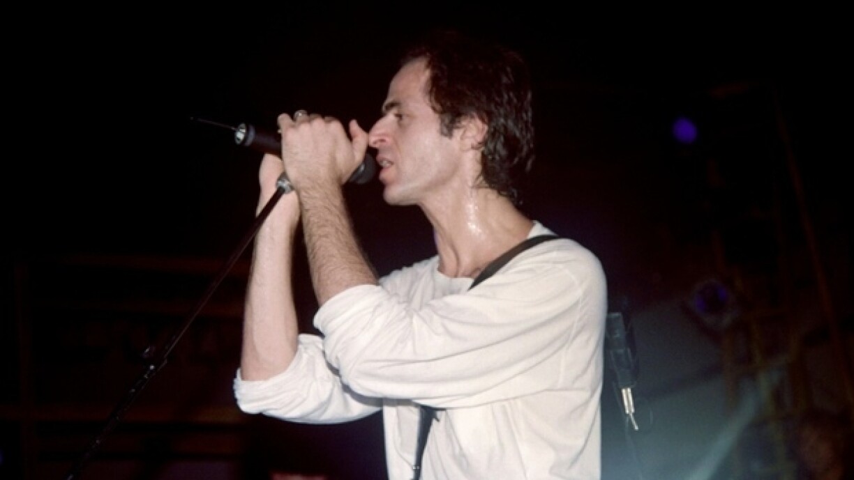 Le chanteur et façonneur de tubes Jean-Jacques Goldman à Hanoi le 26 juin 1992