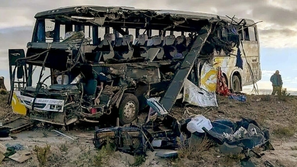 Photo diffusée par la police bolivienne de l'épave d'un bus entré en collision avec un autre sur une autoroute près d'Uyuni, en Bolivie, le 1er mars 2025