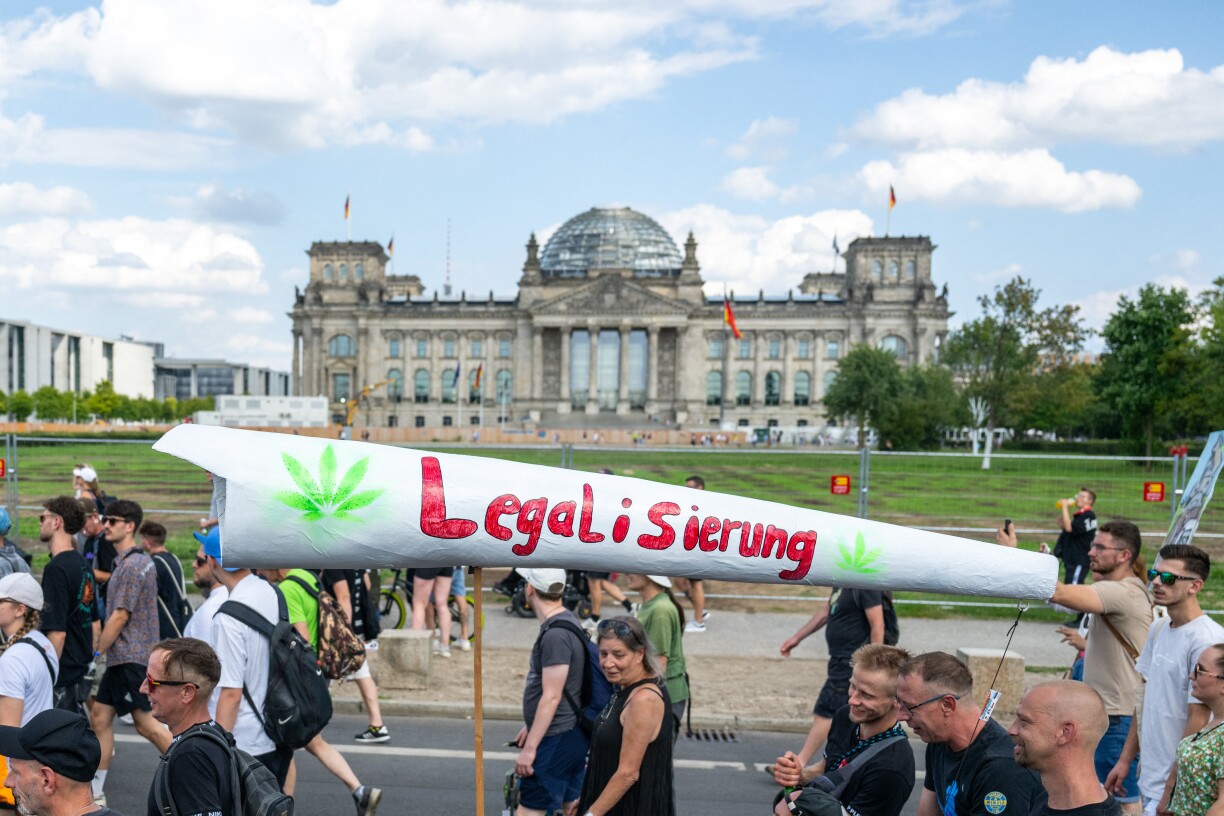 Verfechter vun der Cannabis-Legaliséierung an Däitschland bei enger Demo zu Berlin am August 2024.
