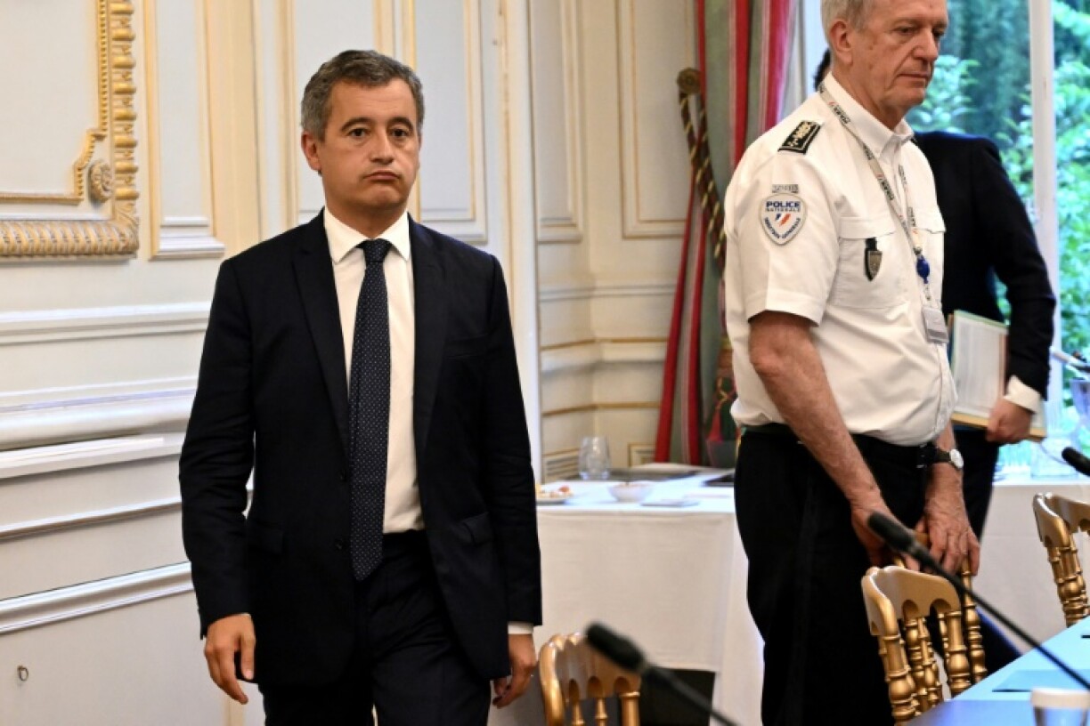 Le ministre de l'Intérieur Gérald Darmanin (G)et le directeur général de la police nationale Frédéric Veaux, à Paris le 27 juillet 2023