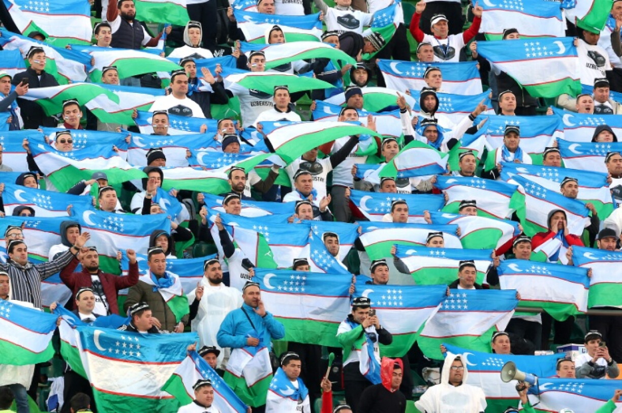 La ferveur des supporters ouzbeks avant le match de qualification pour le Mondial-2026 entre l'Iran et l'Ouzbékistan, le 25 mars 2025 à Téhéran