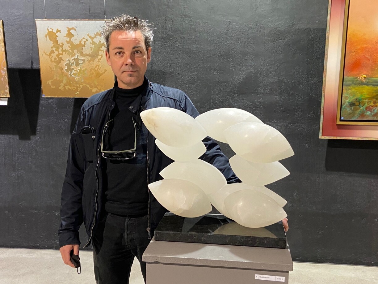 Den Tom Flick mat den Alabaster-Skulpturen