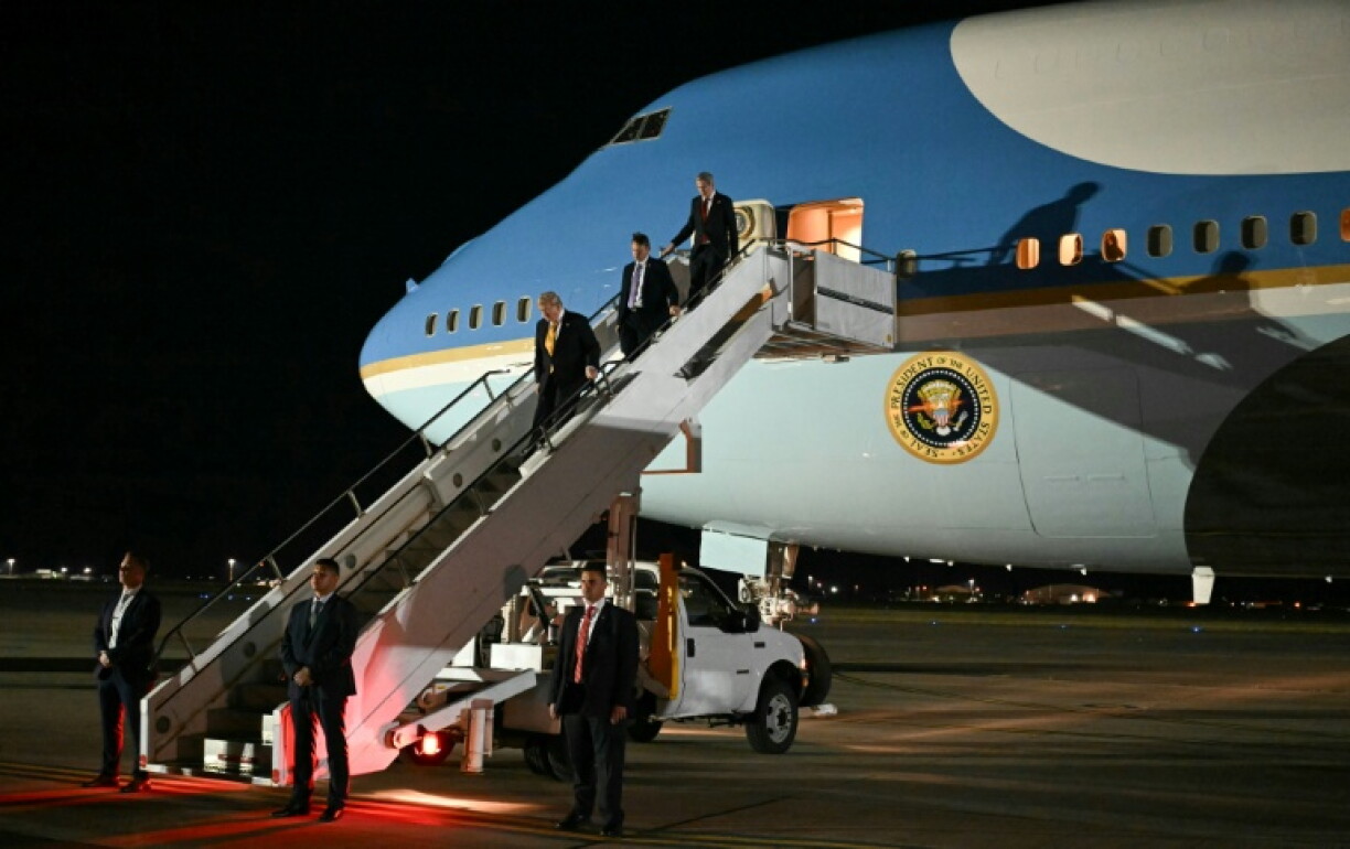 US-Präsident Donald Trump hat einem Zeitungsbericht zufolge nach dem Nato-Gipfel in Ankara heimlich das Flugzeug gewechselt und ist mit einer kleineren Maschine abgereist als bisher gedacht. Grund dafür sei eine Morddrohung aus dem Iran gewesen.