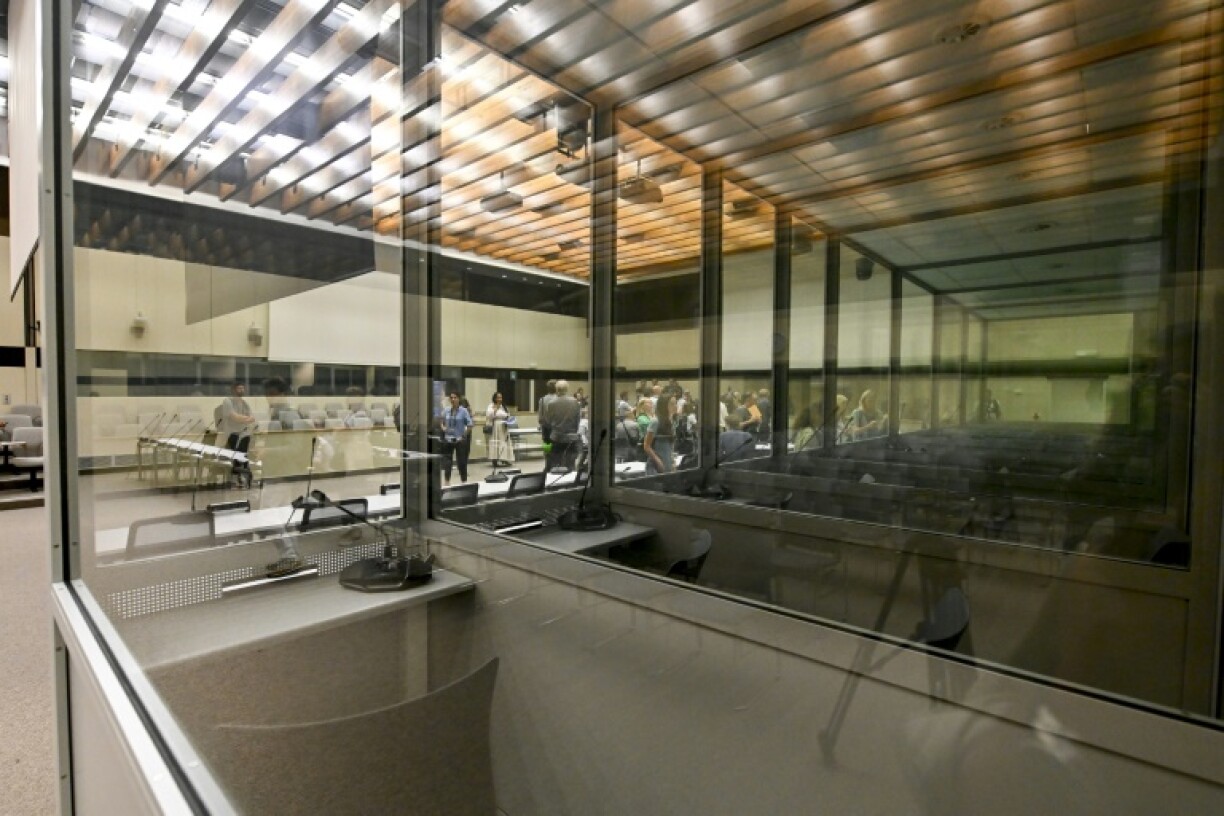 Les box des accusés à Evere près de Bruxelles, où la Cour d'assises de Bruxelles Capitale tiendra le procès des attentats du 22 mars 2016.