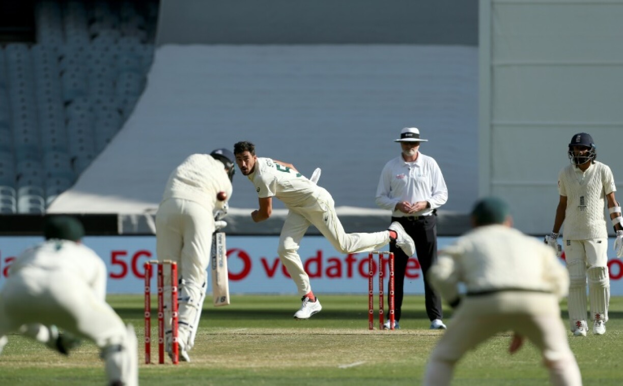 Australia paceman Mitchell Starc (C) is again likely to be up aagainst England's Joe Root (L) in the 2025-26 Ashes