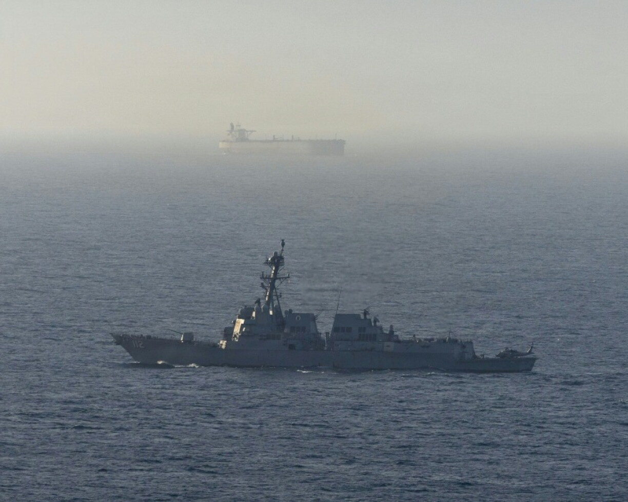 Photo diffusée le 21 avril 2026 par le service des relations publiques du Commandement central des Etats-Unis montrant le destroyer lance-missiles USS Michael Murphy en patrouille dans la mer d'Oman lors d'un blocus maritime, le 15 avril 2026