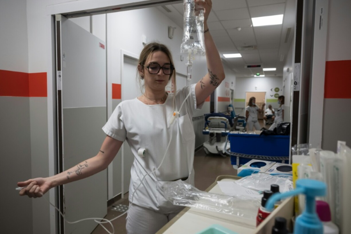 Une infirmière prépare une perfusion de réhydratation à l'hôpital Purpan de Toulouse, le 23 juin 2026