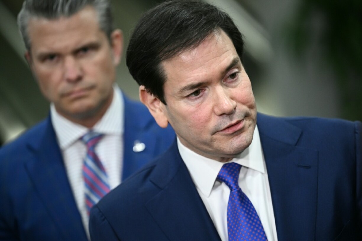 Le chef de la diplomatie américaine, Marco Rubio (au premier plan), et le ministre américain de la Défense, Pete Hegseth, s'expriment devant la presse au Capitole de Washington, le 7 janvier 2026