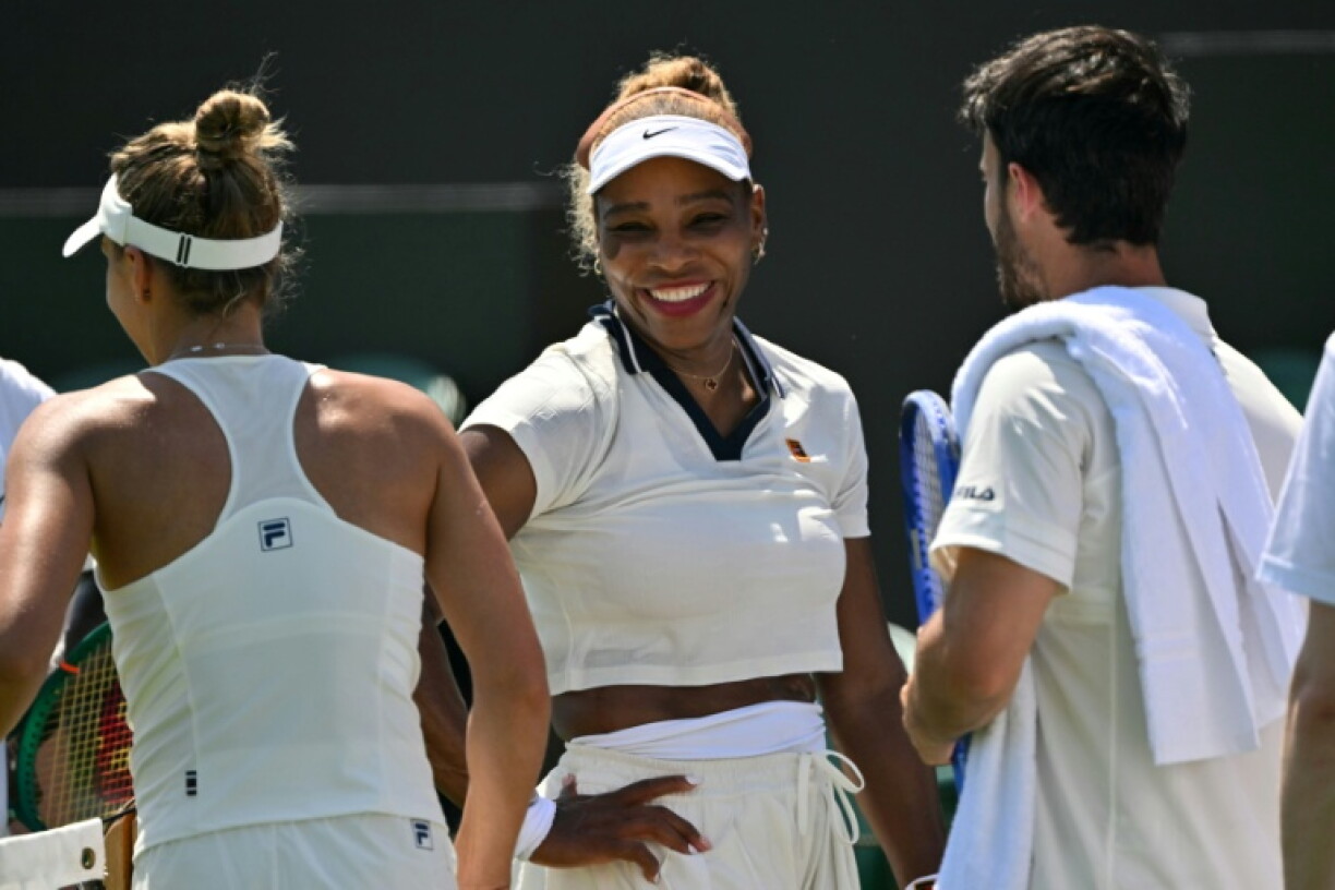 L'ex-reine du tennis mondial Serena Williams détendue à l'entraînement au All England Lawn Tennis and Croquet Club à Wimbledon le 24 juin 2026