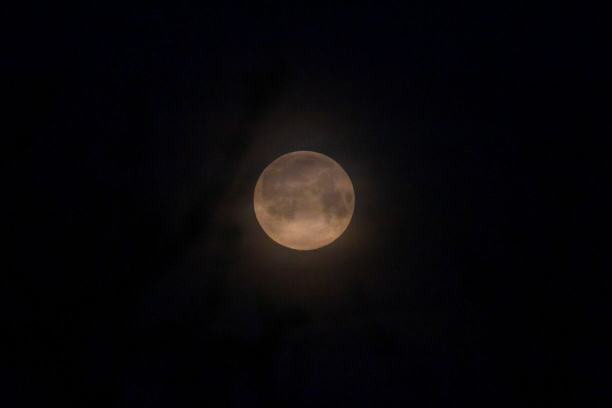 La Lune photographiée depuis le nord du Luxembourg. Un léger voile nuageux a malheureusement limité la visibilité.