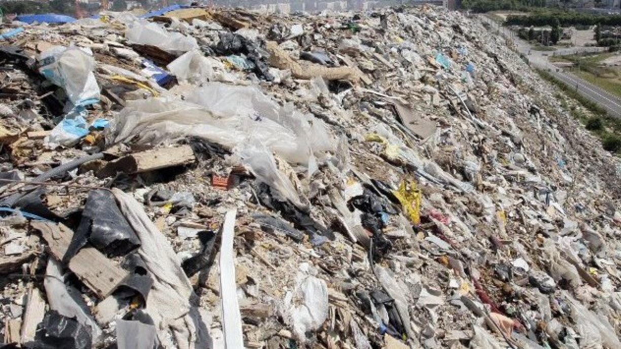 La problématique des décharges sauvages de déchets du BTP est fréquente dans le Var (Image d'archive AFP)