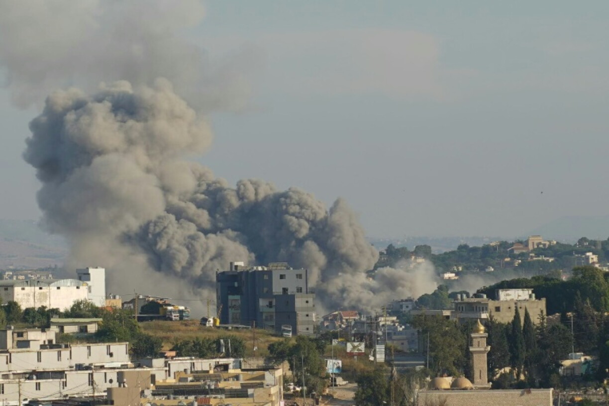 De la fumée s'élève après une frappe israélienne sur la ville de Nabatiyé, au sud du Liban, le 11 juin 2026