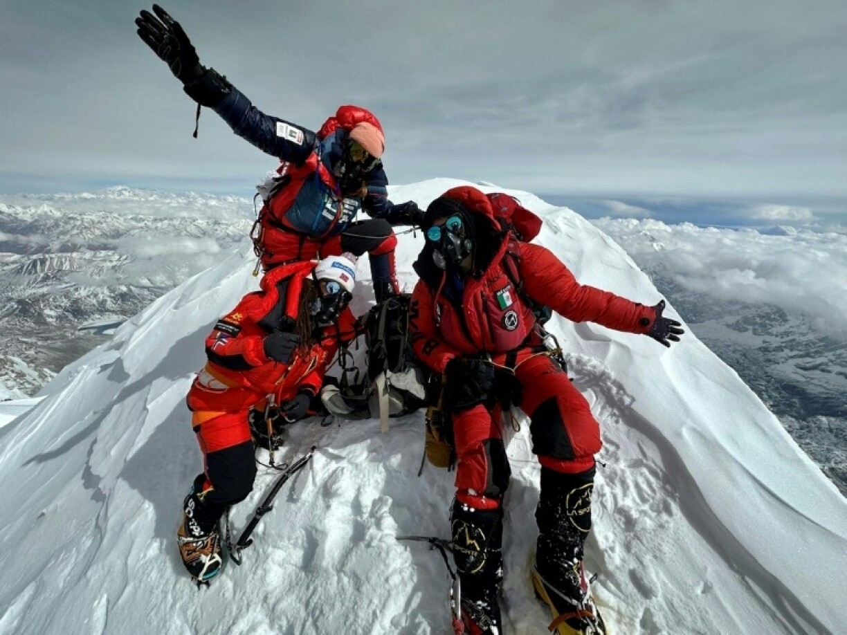 La norvégienne Kristin Harila (bas G), la Franco-suisse-canadienne Sophie Lavaud (haut G) et la mexicaine Viridiana Alvarez (D) posent au sommet du Shishapangma au Tibet, le 26 avril 2023. Photo prise et diffusée par Tenjing Sherpa