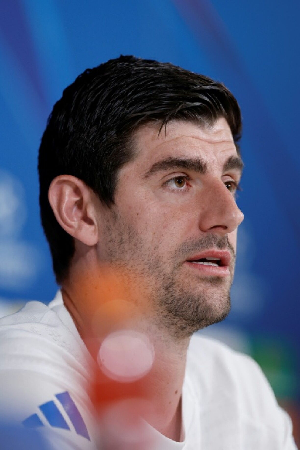 Le gardien de but du Real Madrid Thibaut Courtois en conférence de presse le 24 février 2026 au stade Santiago Bernabeu à Madrid