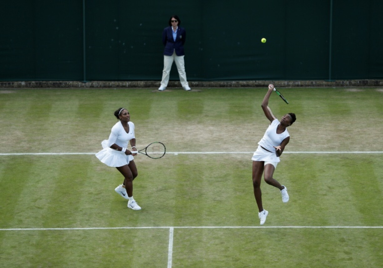 Les soeurs américaines Serena (gauche) et Venus (droite) Williams lors du tournoi en double de Wimbledon 2016, dans la banlieue de Londres, le 2 juillet 2016