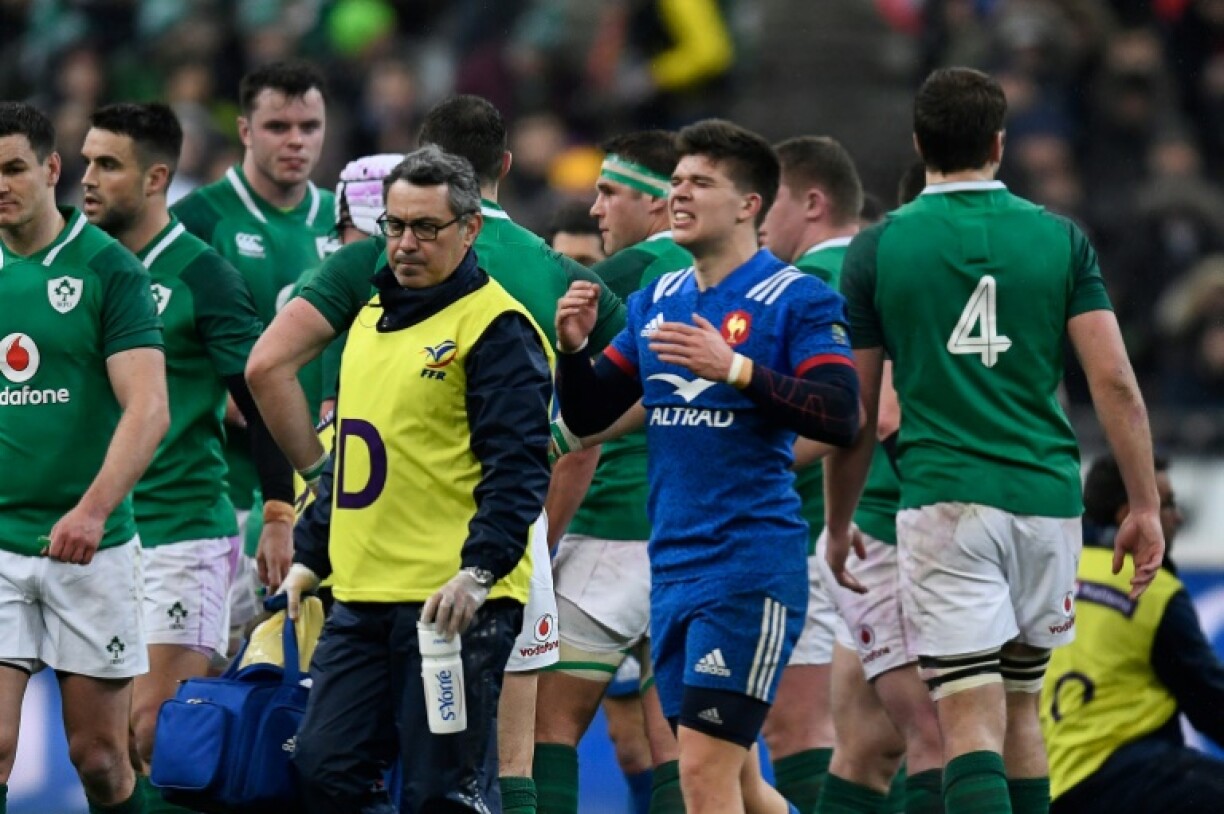 Matthieu Jalibert leaves the field on his France debut in 2018