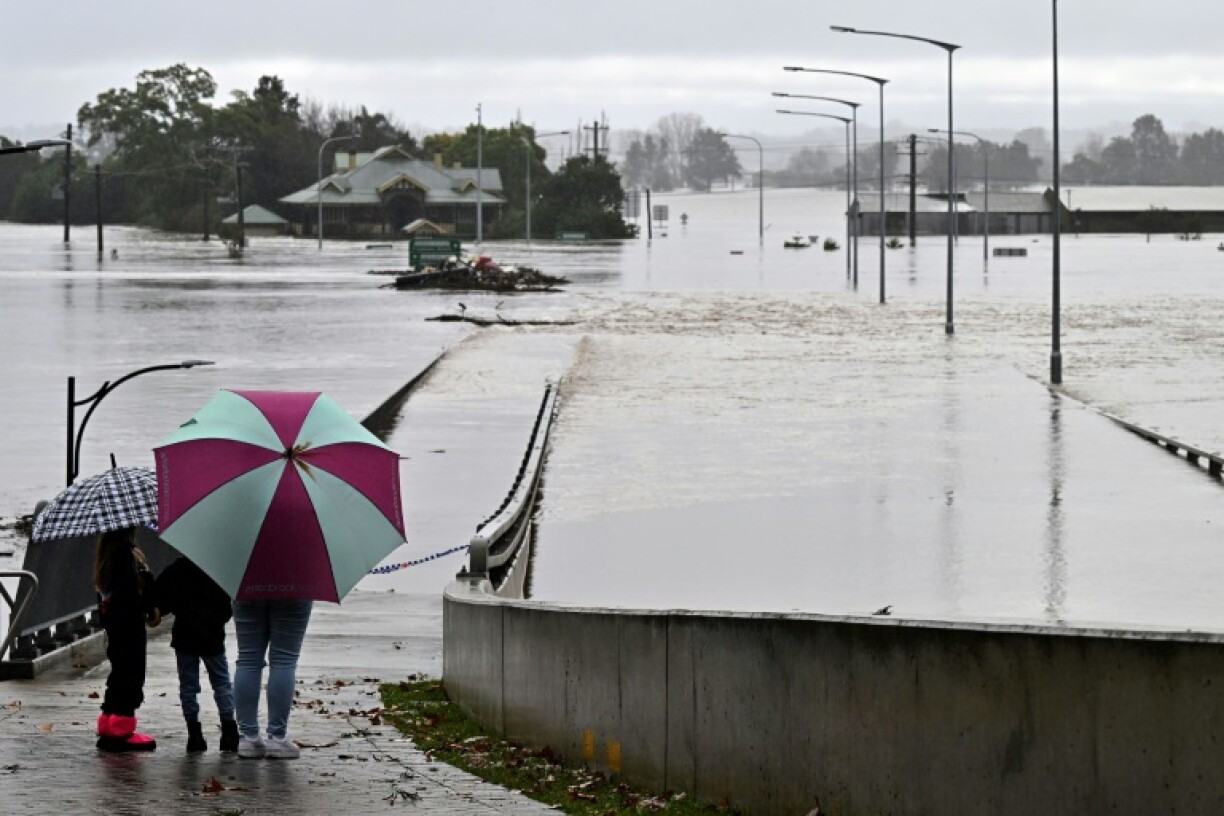 Des habitants constatent les inondations après des pluies torrentielles à Windsor, près de Sydney, en Australie, le 4 juillet 2022
