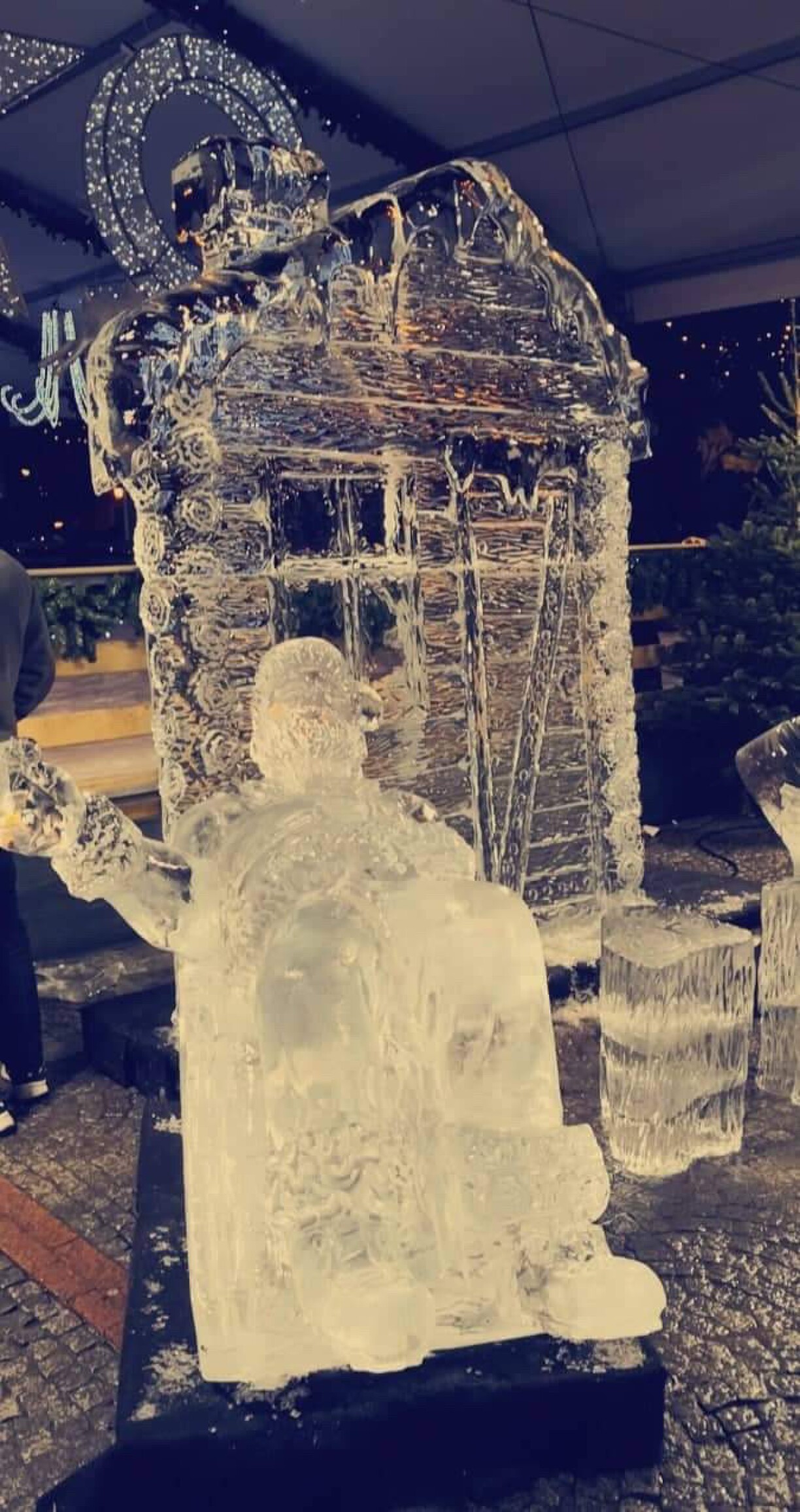 D'Skulptur aus Äis, déi e Sonndeg den Owend an de Koup gefall ass.