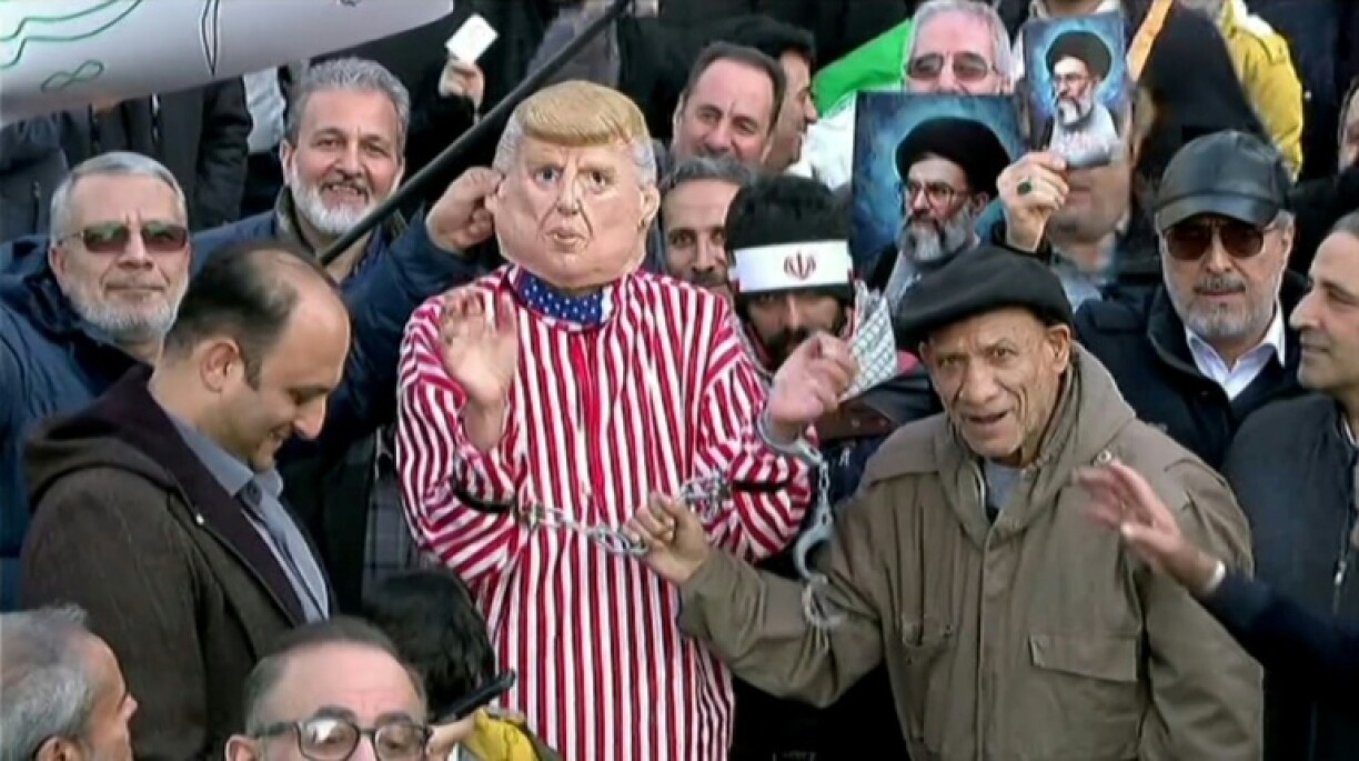 Image tirée d'une vidéo diffusée par Iran Press, montrant des manifestants pro-gouvernement brandissant un mannequin à l'effigie du président américain Donald Trump, le 12 janvier 2026 à Téhéran