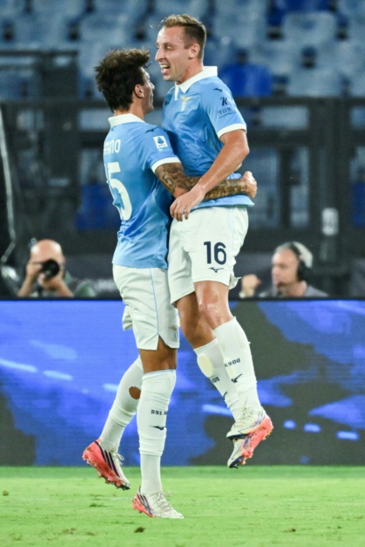 Davide Frattesi (N.16) dans les bras de Romano Floriani Mussolini, après avoir marqué pour la Lazio contre le Genoa au stade olympique de Rome, le 30 août 2026