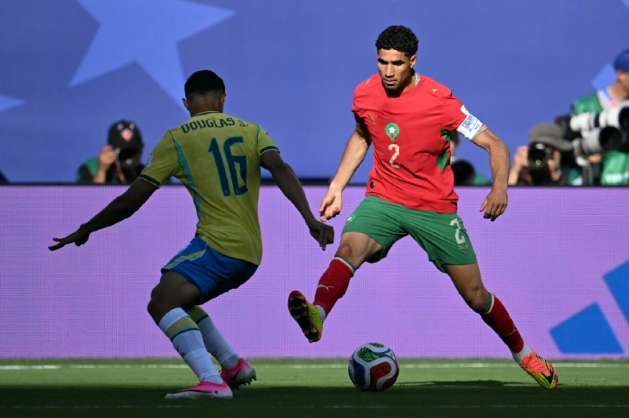 Achraf Hakimi (d) face à Douglas Santos lors du match Maroc-Brésil du premier tour du Mondial 2026, le 13 juin à East Rutherford
