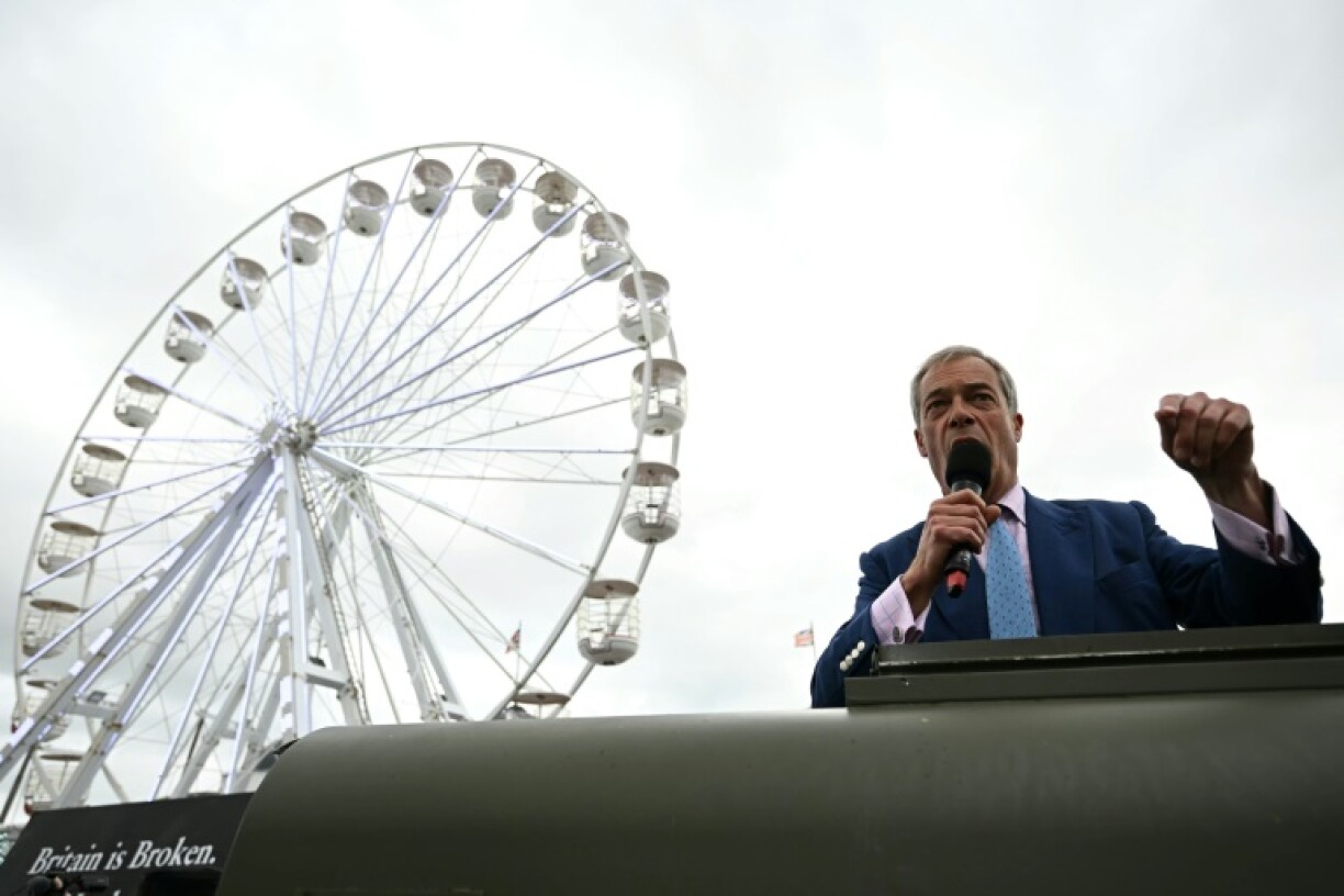 Le chef du parti Reform UK, Nigel Farage, prononce un discours pendant la campagne électorale à Clactby, dans le sud-est de l'Angleterre, le 3 juillet 2024