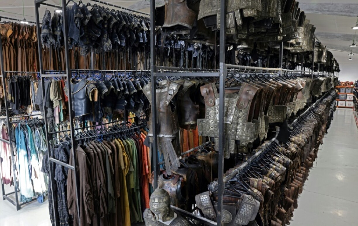 Des costumes et accessoirs pour le cinéma dans les entrepôts de la société Peris Costumes, le 26 septembre 2022 à Algete, au nord de Madrid