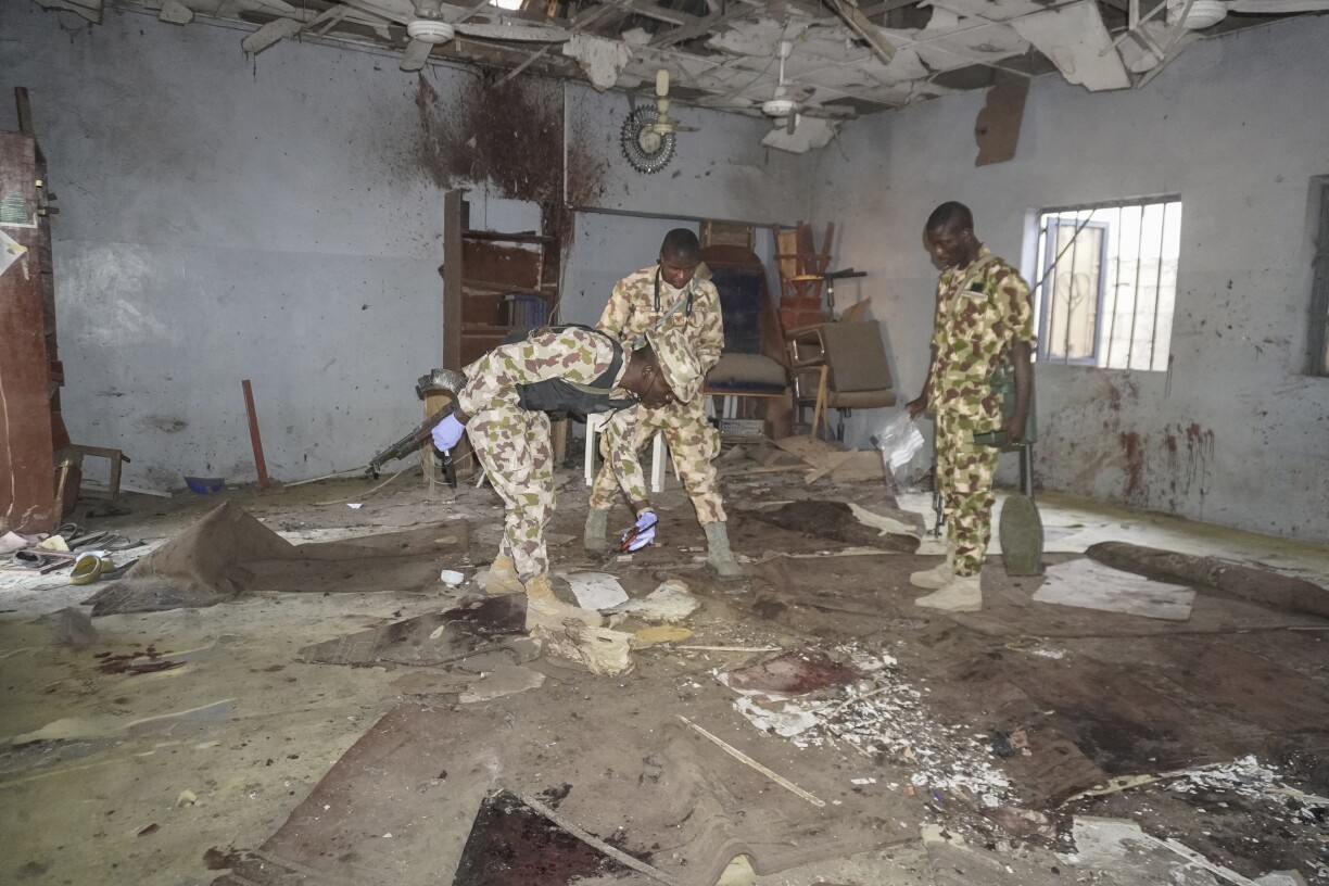 Nigerianesch Zaldoten no enger Terrorattack op d'Moschee an der nordëstlecher Stad Maiduguri de 24. Dezember bei där siwe Mënschen ëm d'Liewe koumen