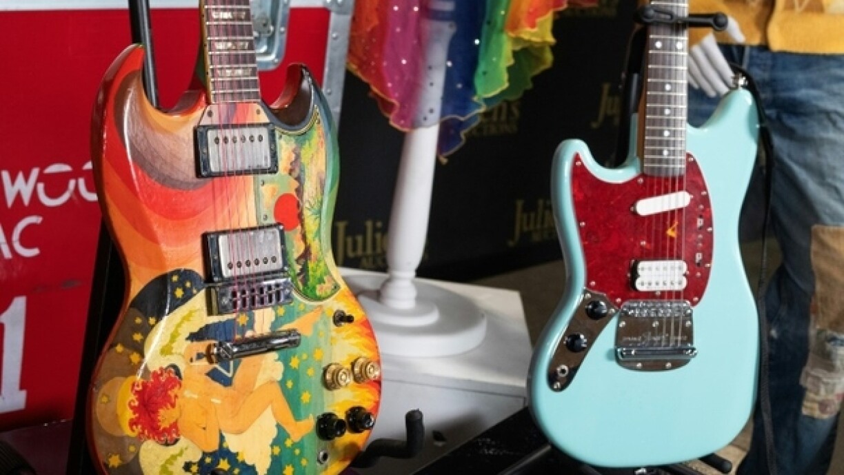 Riets am Bild d'Gittar vum Kurt Cobain.