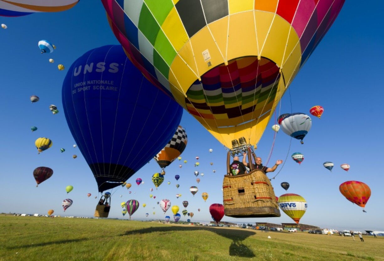 Des montgolfières au-dessus de l'aérodrome de Chambley-Bussieres, le 29 juillet 2019, lors du rassemblement Grand Est Mondial Air Ballons.