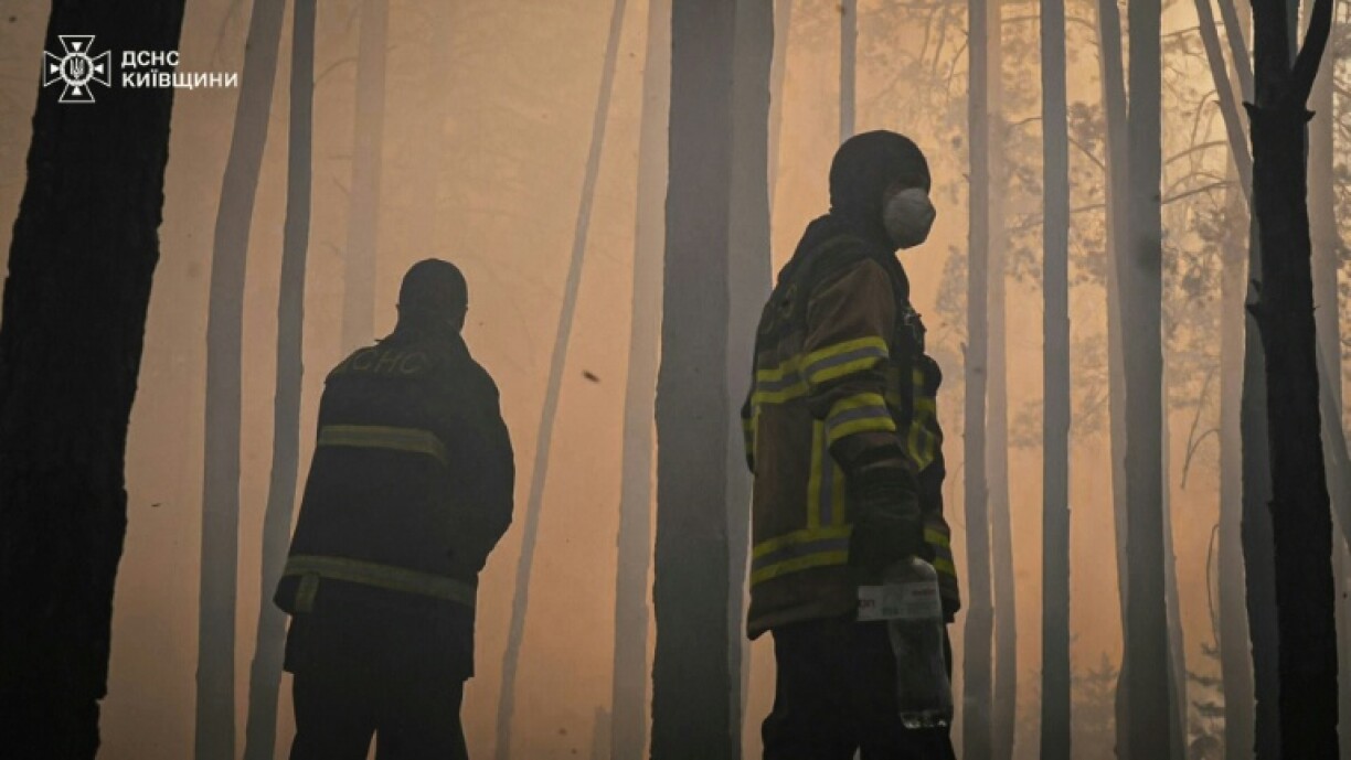 Photo émanant du service des situations d'urgence urkrainien, le 8 mai 2026, montrant des pompiers luttant contre un important feu de forêt dans la zone interdite de Tchernobyl, dans le nord de l'Ukraine
