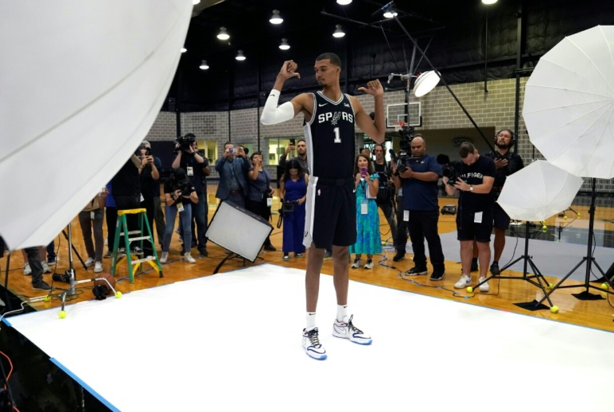 Victor Wembanyama sesoumet à un shooting photos à San Antonio, le 2 octobre 2023