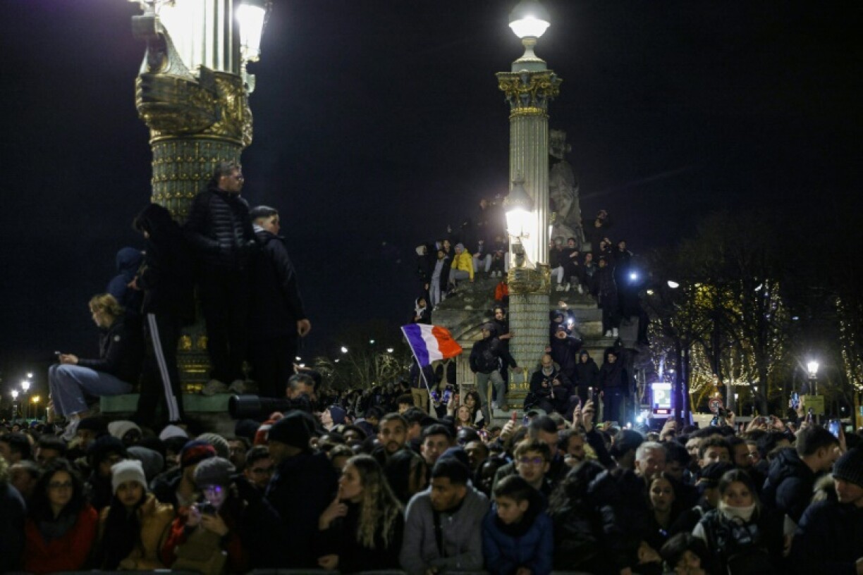 Des supporters massés Place de la Concorde pour une communion avec les Bleus au retour de Doha, le 19 décembre 2022
