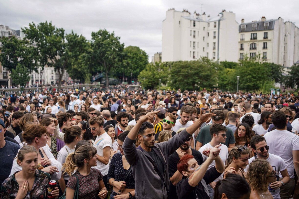 Les rassemblements lors de la fête de la Musique le 21 juin dernier, ici à Paris, avaient profondément choqué une partie de l'opinion publique. Photo ABDULMONAM EASSA / AFP