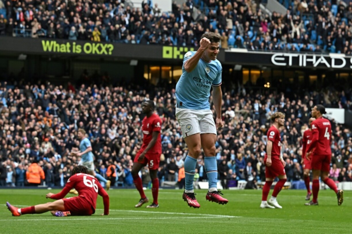 L'attaquant argentin de Manchester City Julian Alvarez (C) après son égalisation contre Liverpool, en championnat d'Angleterre, le 1er avril 2023 à Manchester