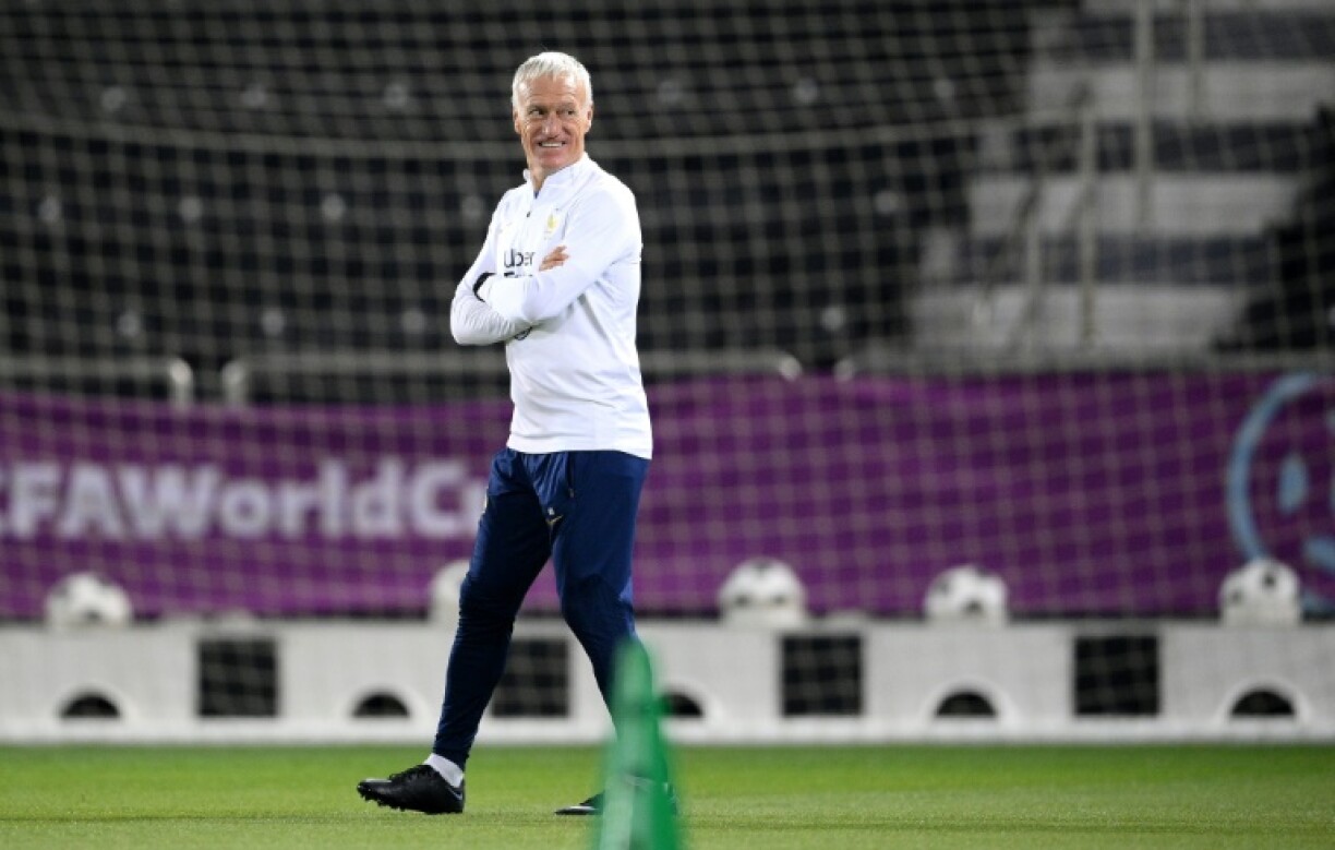 Le sélectionneur des Bleus Didier Deschamps supervise l'entraînement de son équipe à Doha, le 16 décembre 2022