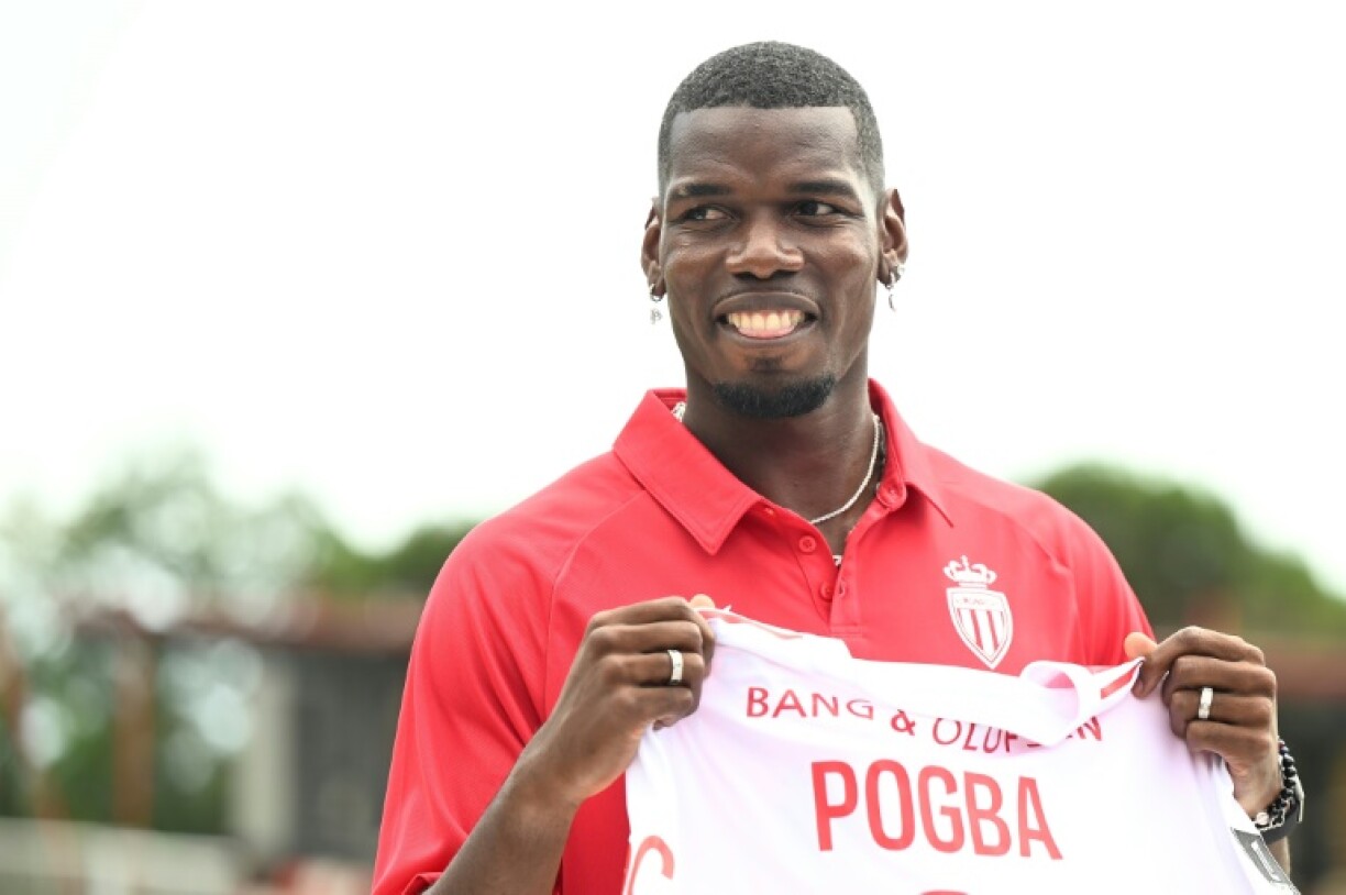 Paul Pogba pose avec son nouveau maillot de l'AS Monaco, le 3 juillet 2025 lors de sa présentation officielle