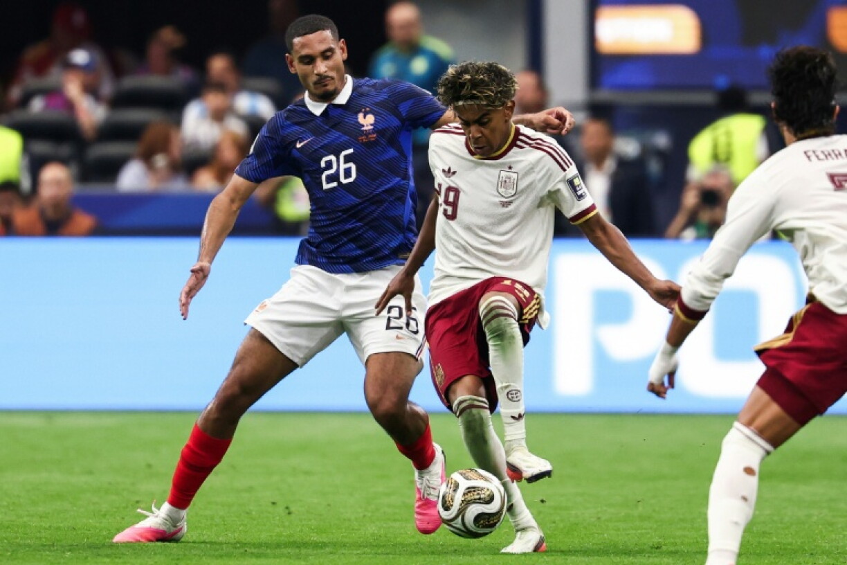 Maxence Lacroix (à gauche) tente de contrer Lamine Yamal lors de la demi-finale de Coupe du monde entre la France et l'Espagne, le 14 juillet 2026 à Arlington, près de Dallas