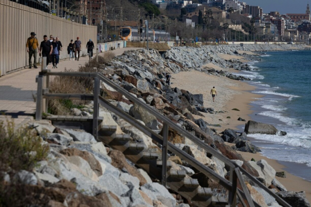 La promenade maritime rocheuse de la plage de Montgat, au nord de Barcelone, le 26 février 2026