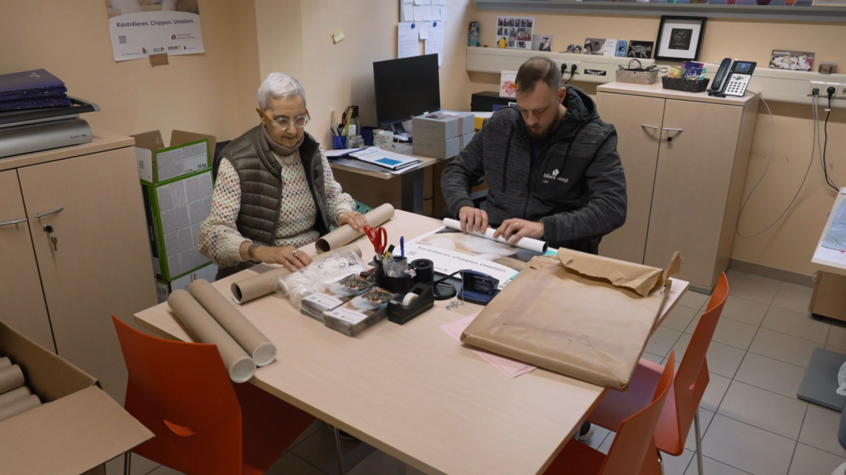 D'Liliane Ferron an de Loïc Feltgen vum Gaasperecher Déierenasyl wéi si Enn Januar d'Flyer fir d'Campagne "Chippen. Kastréieren. Umellen" apaken.