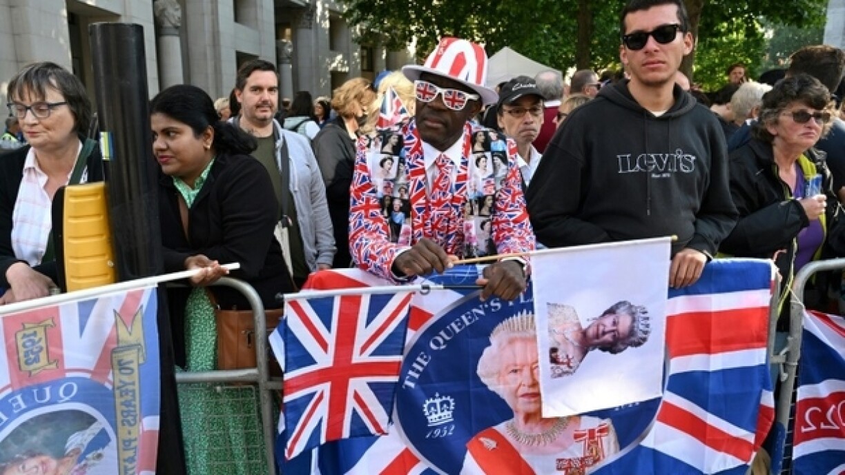 Fans de la famille royale et badauds devant la cathédrale Saint-Paul lors du Jubilé de platine du règne d'Elizabeth II, à Londres, le 3 juin 2022